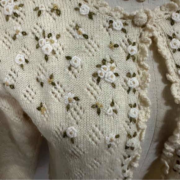 Elegant Cream Women's Sweater - Picture 4 of 11